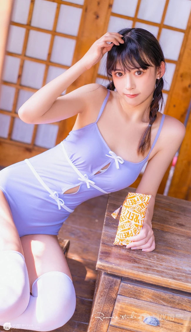 气质双马尾辫高挑女生紧身死库水穿着户外玩水管可爱写真图片