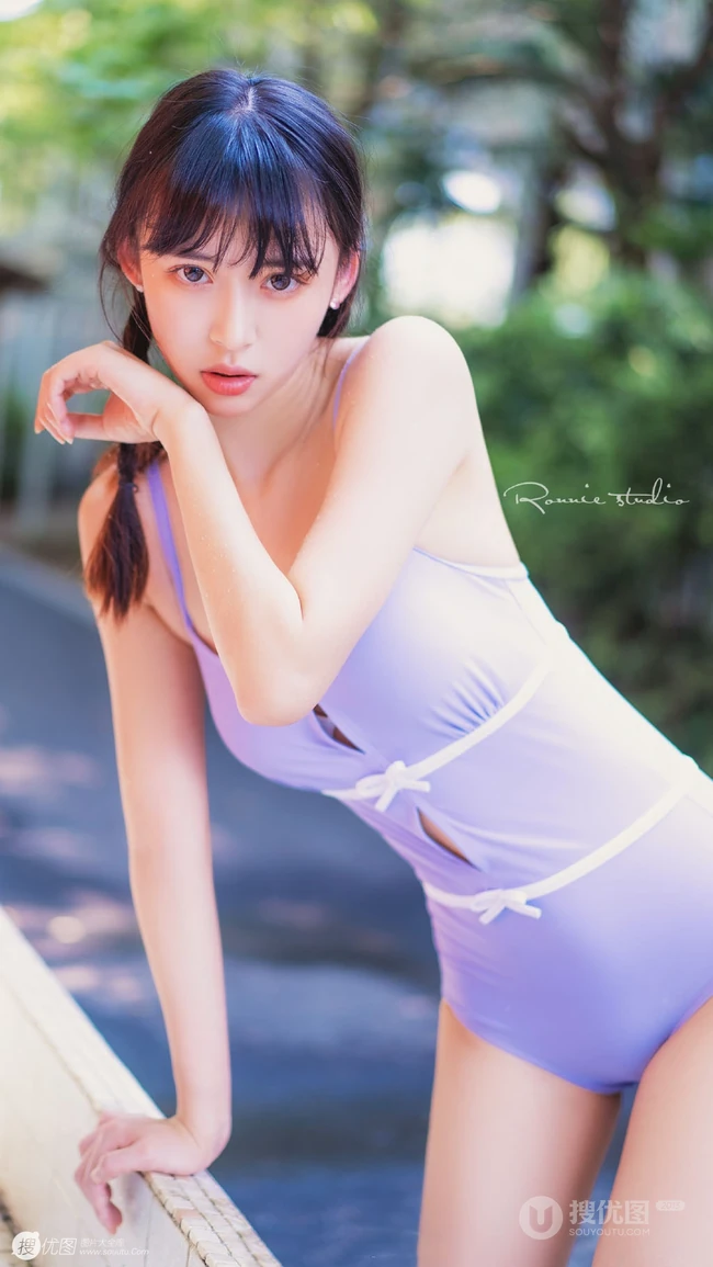 气质双马尾辫高挑女生紧身死库水穿着户外玩水管可爱写真图片