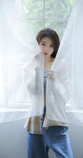 爱音乐的漂亮动人文艺系女生小姐姐清新气质动人室内写真图片