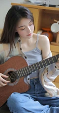 爱音乐的漂亮动人文艺系女生小姐姐清新气质动人室内写真图片