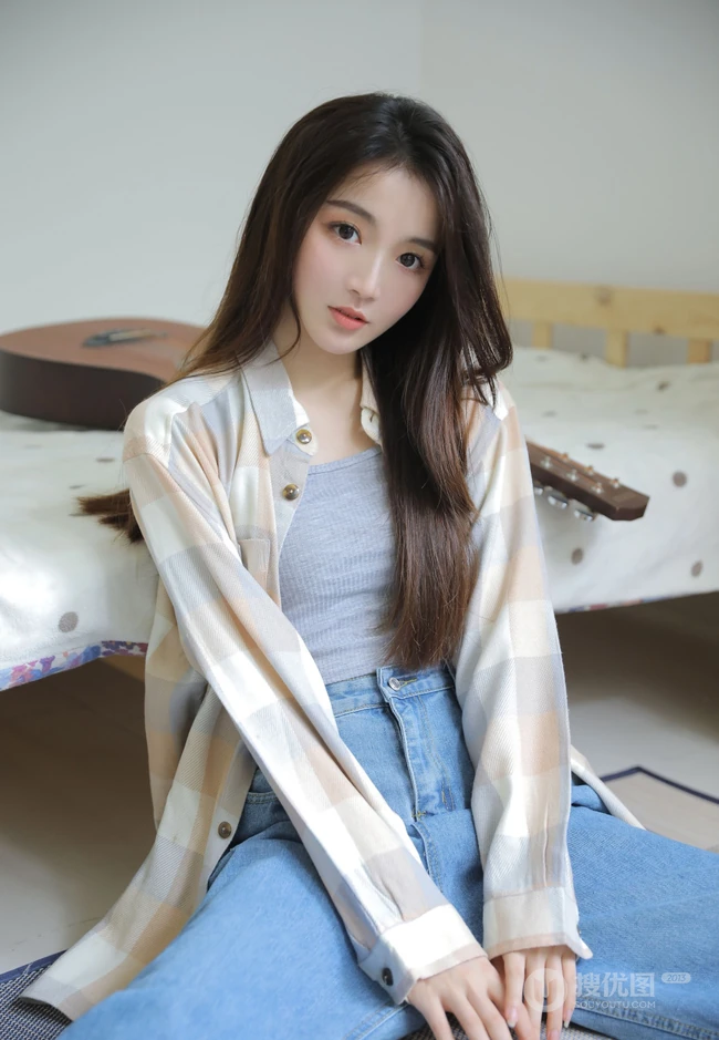 爱音乐的漂亮动人文艺系女生小姐姐清新气质动人室内写真图片
