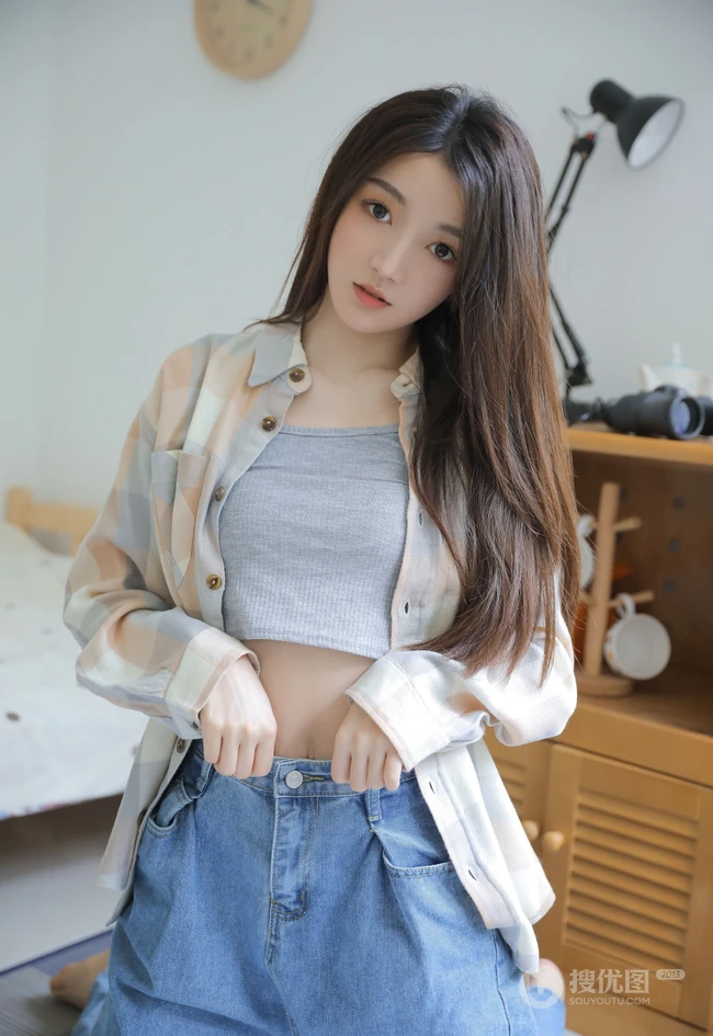 爱音乐的漂亮动人文艺系女生小姐姐清新气质动人室内写真图片
