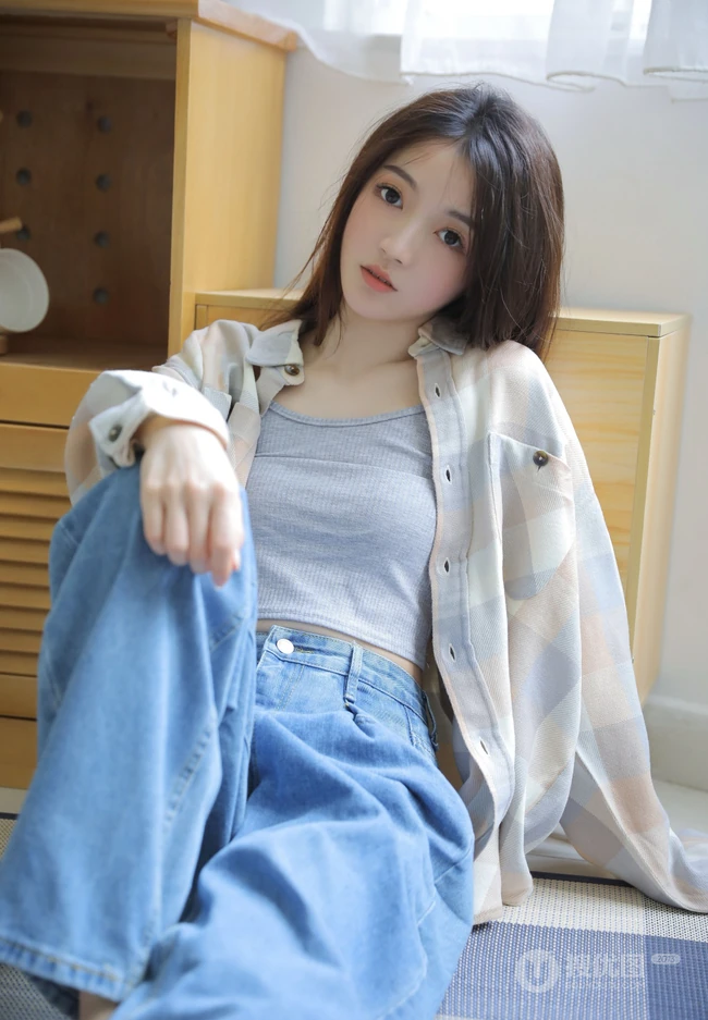 爱音乐的漂亮动人文艺系女生小姐姐清新气质动人室内写真图片