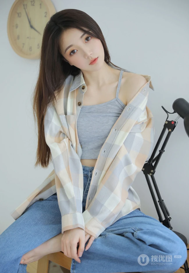 爱音乐的漂亮动人文艺系女生小姐姐清新气质动人室内写真图片