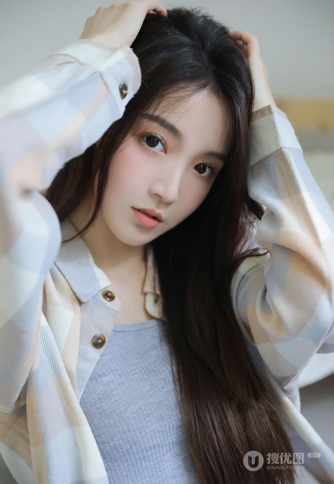 爱音乐的漂亮动人文艺系女生小姐姐清新气质动人室内写真图片