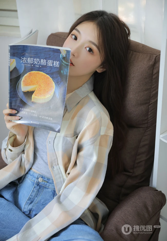 爱音乐的漂亮动人文艺系女生小姐姐清新气质动人室内写真图片