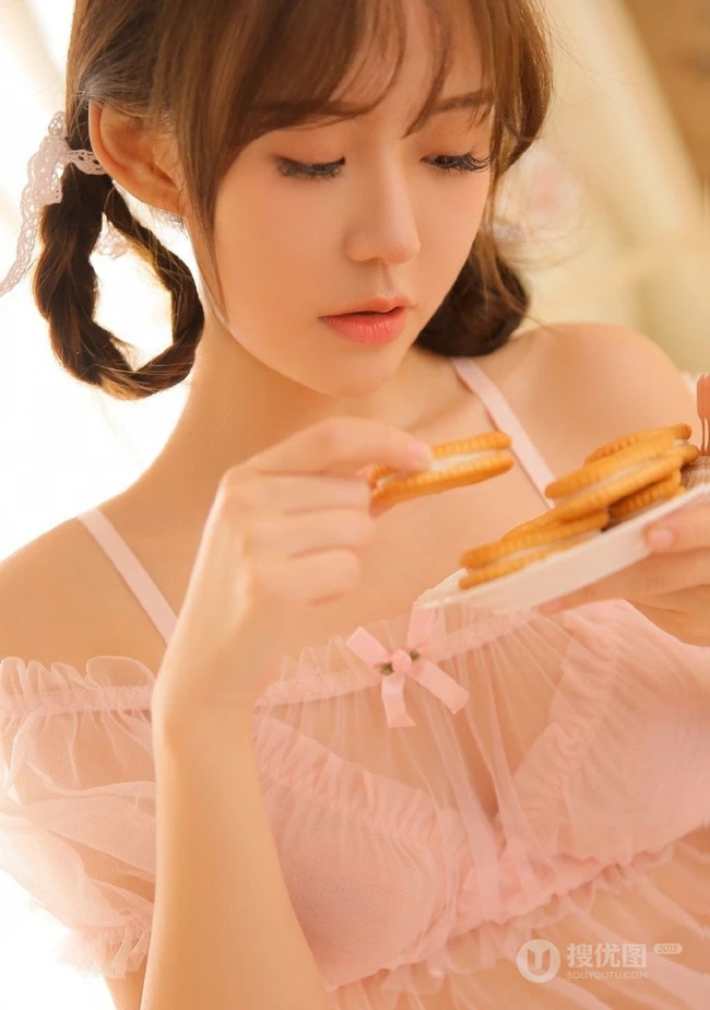 浅粉羞涩的00后漂亮女生很甜很撩粉色蕾丝裙室内吃零食写真图片
