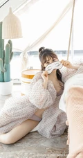 高挑苗条身材与动人气质时尚女生Lynn刘奕宁俏皮魅力室内气质图片