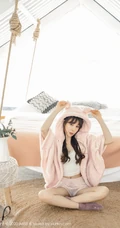 高挑苗条身材与动人气质时尚女生Lynn刘奕宁俏皮魅力室内气质图片