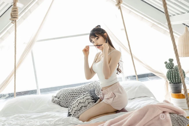 高挑苗条身材与动人气质时尚女生Lynn刘奕宁俏皮魅力室内气质图片