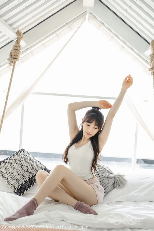高挑苗条身材与动人气质时尚女生Lynn刘奕宁俏皮魅力室内气质图片