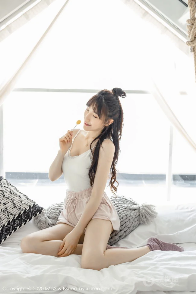 高挑苗条身材与动人气质时尚女生Lynn刘奕宁俏皮魅力室内气质图片