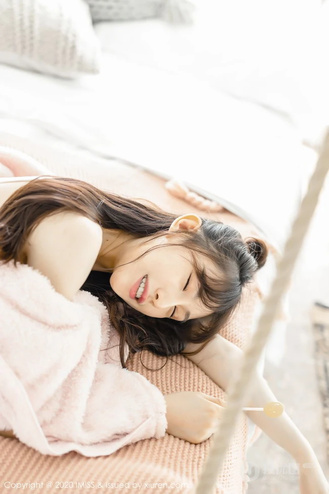 高挑苗条身材与动人气质时尚女生Lynn刘奕宁俏皮魅力室内气质图片