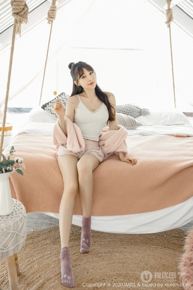 高挑苗条身材与动人气质时尚女生Lynn刘奕宁俏皮魅力室内气质图片