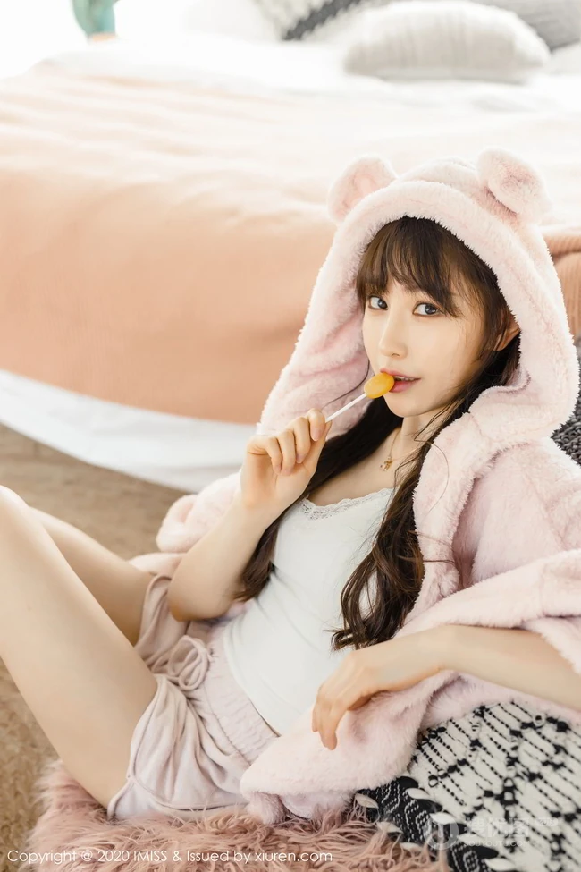 高挑苗条身材与动人气质时尚女生Lynn刘奕宁俏皮魅力室内气质图片