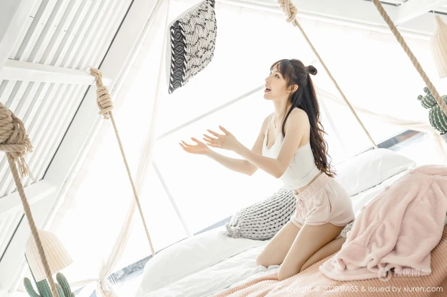 高挑苗条身材与动人气质时尚女生Lynn刘奕宁俏皮魅力室内气质图片