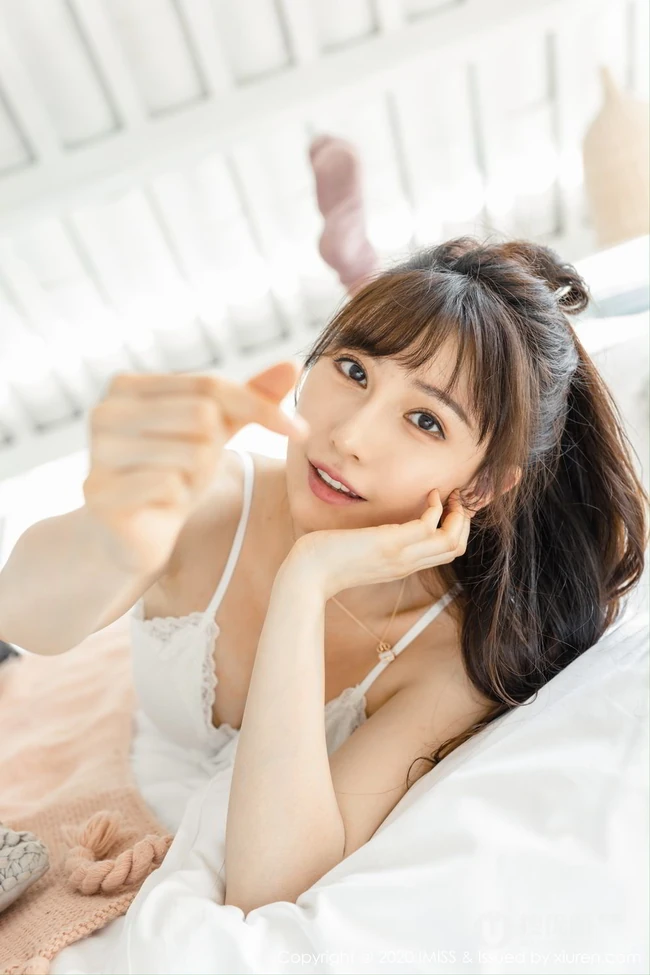 高挑苗条身材与动人气质时尚女生Lynn刘奕宁俏皮魅力室内气质图片