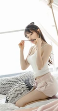 高挑苗条身材与动人气质时尚女生Lynn刘奕宁俏皮魅力室内气质图片