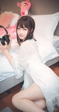 漂亮甜美的居家女友型女生气质风格蕾丝裙玩电脑室内气质写真