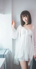 漂亮甜美的居家女友型女生气质风格蕾丝裙玩电脑室内气质写真