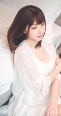 漂亮甜美的居家女友型女生气质风格蕾丝裙玩电脑室内气质写真