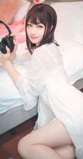 漂亮甜美的居家女友型女生气质风格蕾丝裙玩电脑室内气质写真
