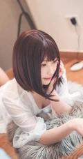 漂亮甜美的居家女友型女生气质风格蕾丝裙玩电脑室内气质写真