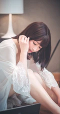 漂亮甜美的居家女友型女生气质风格蕾丝裙玩电脑室内气质写真