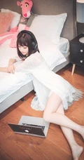 漂亮甜美的居家女友型女生气质风格蕾丝裙玩电脑室内气质写真