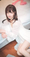 漂亮甜美的居家女友型女生气质风格蕾丝裙玩电脑室内气质写真