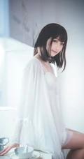 漂亮甜美的居家女友型女生气质风格蕾丝裙玩电脑室内气质写真