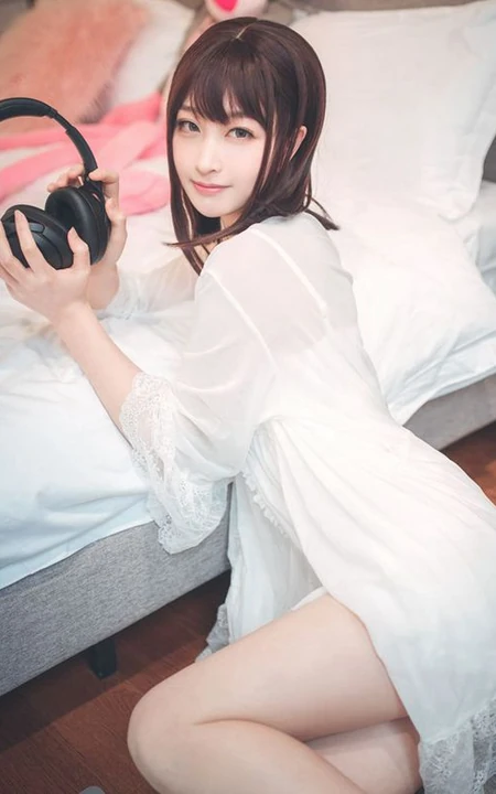 漂亮甜美的居家女友型女生气质风格蕾丝裙玩电脑室内气质写真