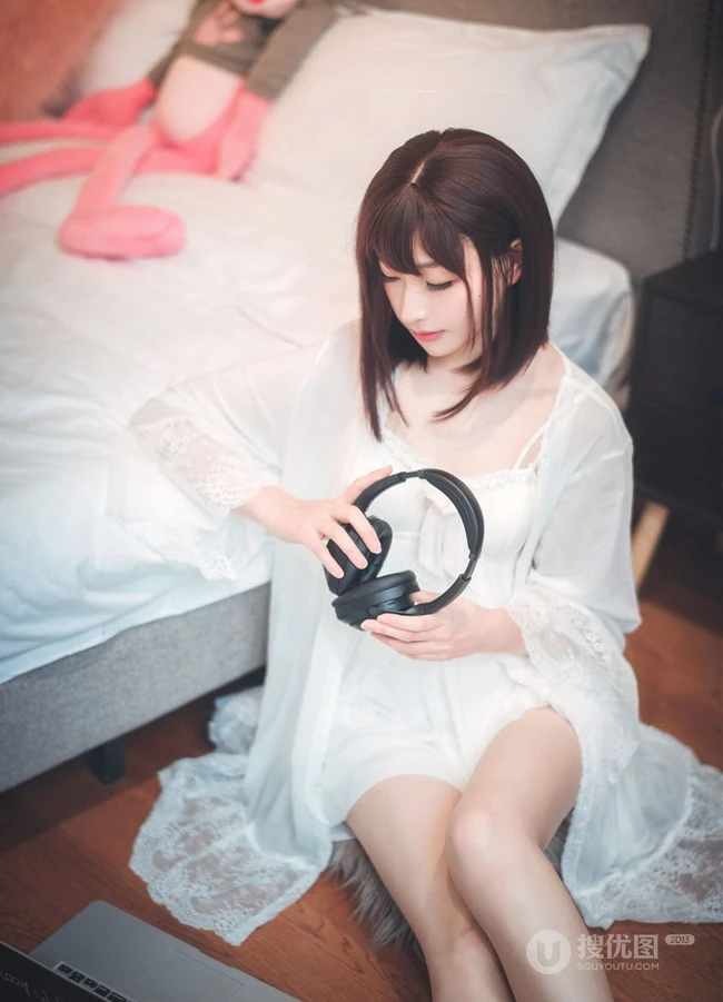 漂亮甜美的居家女友型女生气质风格蕾丝裙玩电脑室内气质写真