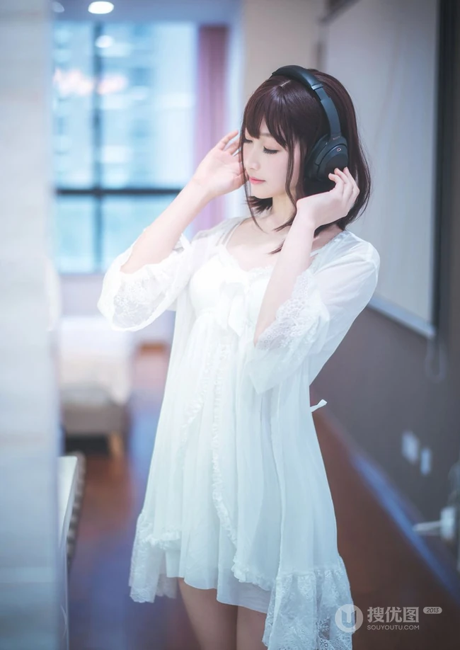 漂亮甜美的居家女友型女生气质风格蕾丝裙玩电脑室内气质写真