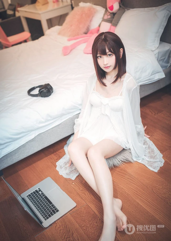 漂亮甜美的居家女友型女生气质风格蕾丝裙玩电脑室内气质写真
