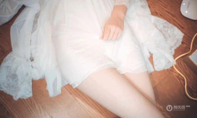 漂亮甜美的居家女友型女生气质风格蕾丝裙玩电脑室内气质写真