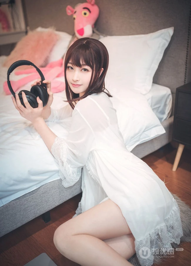 漂亮甜美的居家女友型女生气质风格蕾丝裙玩电脑室内气质写真