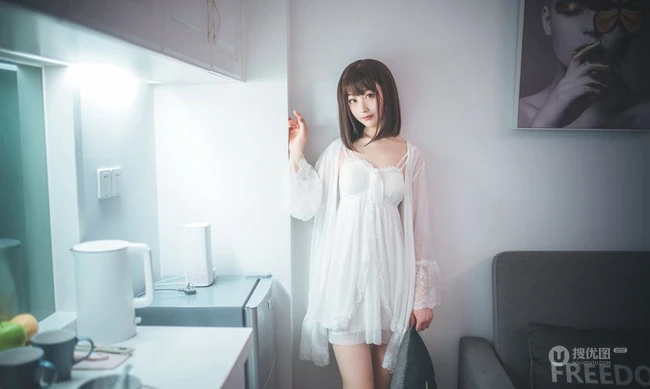 漂亮甜美的居家女友型女生气质风格蕾丝裙玩电脑室内气质写真