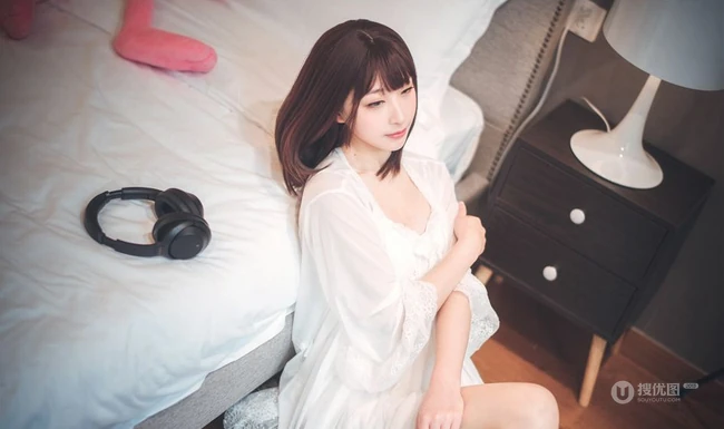 漂亮甜美的居家女友型女生气质风格蕾丝裙玩电脑室内气质写真