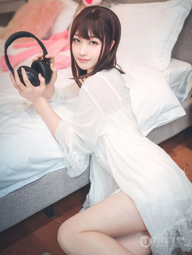 漂亮甜美的居家女友型女生气质风格蕾丝裙玩电脑室内气质写真