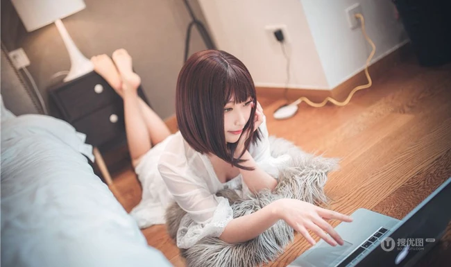 漂亮甜美的居家女友型女生气质风格蕾丝裙玩电脑室内气质写真