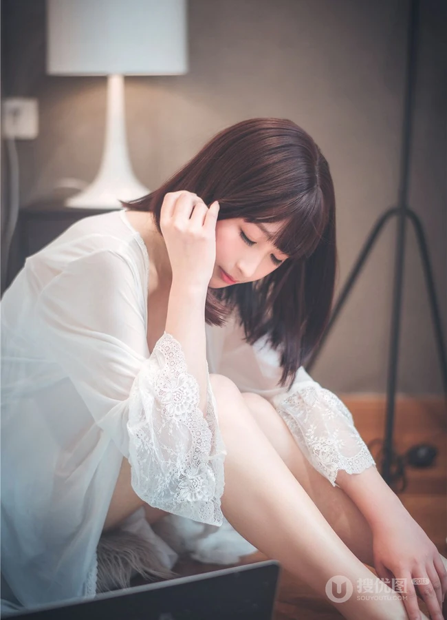 漂亮甜美的居家女友型女生气质风格蕾丝裙玩电脑室内气质写真