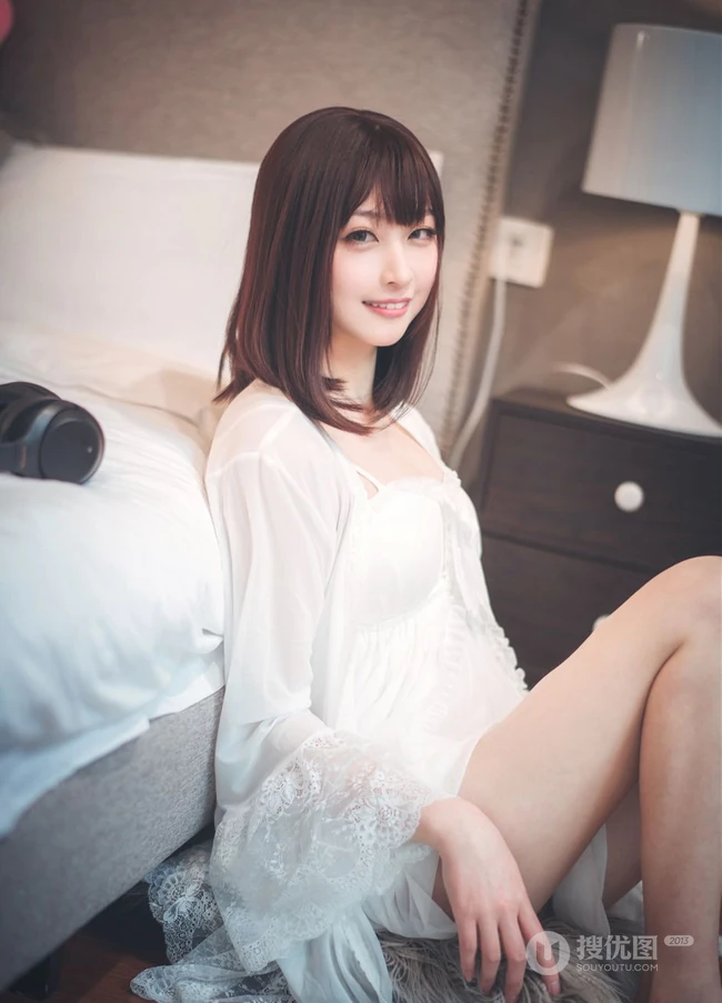 漂亮甜美的居家女友型女生气质风格蕾丝裙玩电脑室内气质写真