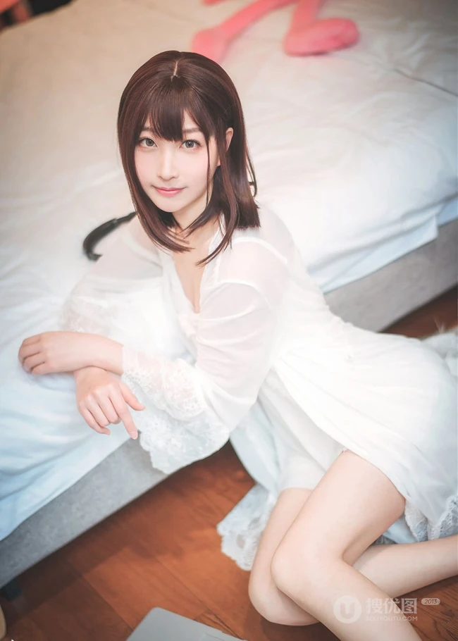 漂亮甜美的居家女友型女生气质风格蕾丝裙玩电脑室内气质写真