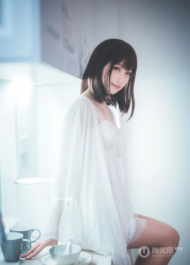 漂亮甜美的居家女友型女生气质风格蕾丝裙玩电脑室内气质写真