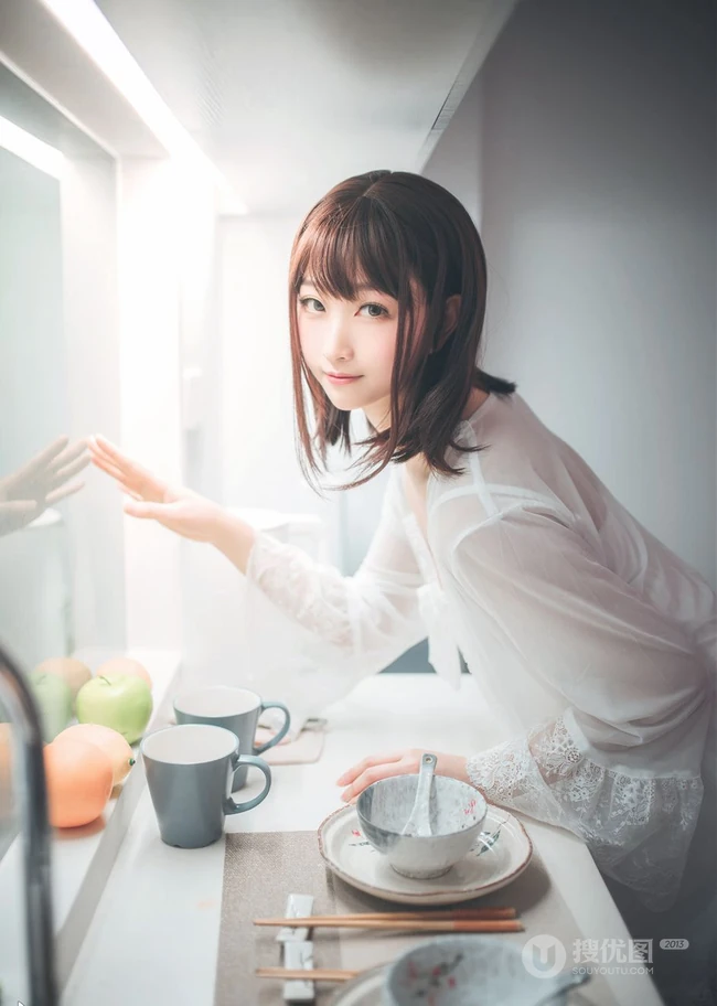 漂亮甜美的居家女友型女生气质风格蕾丝裙玩电脑室内气质写真