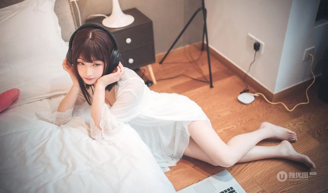 漂亮甜美的居家女友型女生气质风格蕾丝裙玩电脑室内气质写真