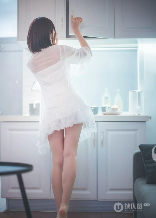 漂亮甜美的居家女友型女生气质风格蕾丝裙玩电脑室内气质写真
