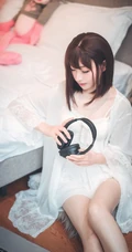 漂亮甜美的居家女友型女生气质风格蕾丝裙玩电脑室内气质写真