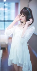 漂亮甜美的居家女友型女生气质风格蕾丝裙玩电脑室内气质写真